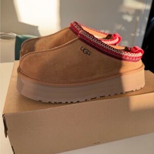 UGG Tazz Chestnut Platform Slippers with Red Accent.